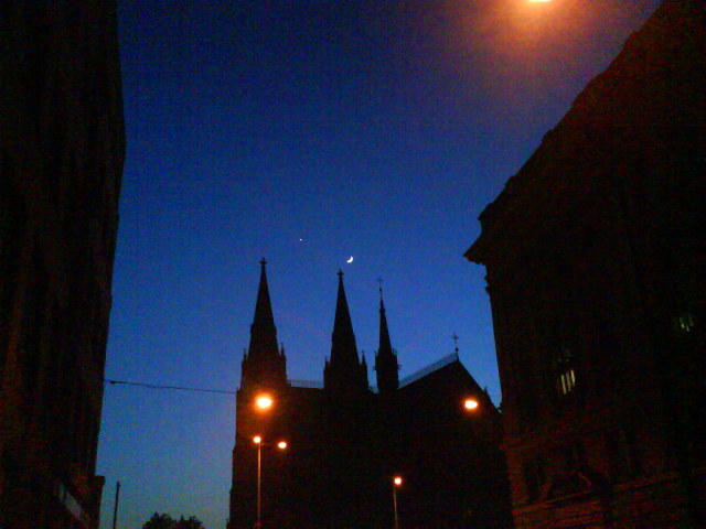 pro představu – hvězda a měsíc nad kostelem
